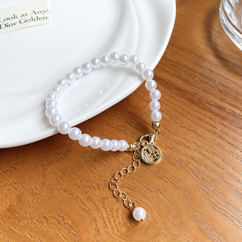 Ins Feng Fu Word Pearl Bracelet Female Retro Niche Temperament Beaded Bracelet Girlfriends Lovers Gift Hand Jewelry Wholesale Application Scenario