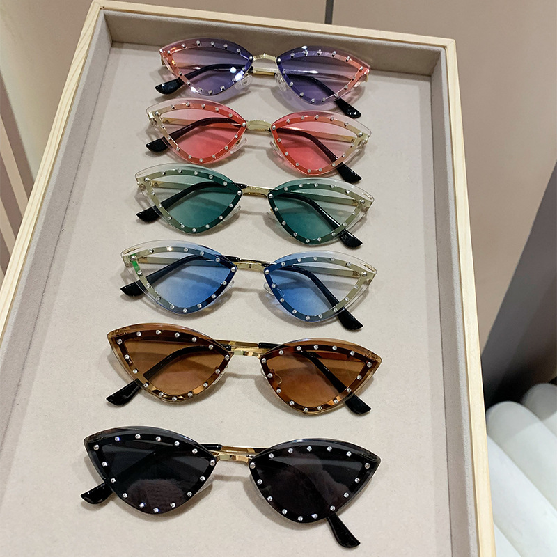 Cross-border diamond-encrusted metal cat sunglasses, European and American style small frame triangular sunglasses, trendy street style fashionable glasses for women Specification image