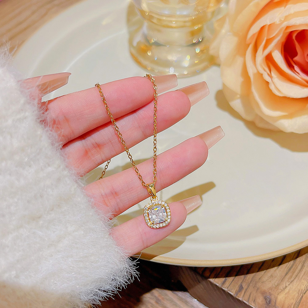 Micro-Inlaid Temperament Light Luxury Full Diamond Pendant Real Gold Plating Exquisite Fashion Choker Collarbone Chain Sweet Small Sugar Necklace Application Scenario
