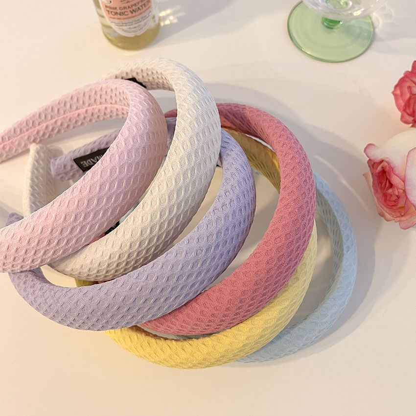 The cream-colored waffle hairband is sweet and versatile. The sponge headband has a mesh and a solid-colored hairpin. It is a face wash and hair accessory from Japan and South Korea Specification image