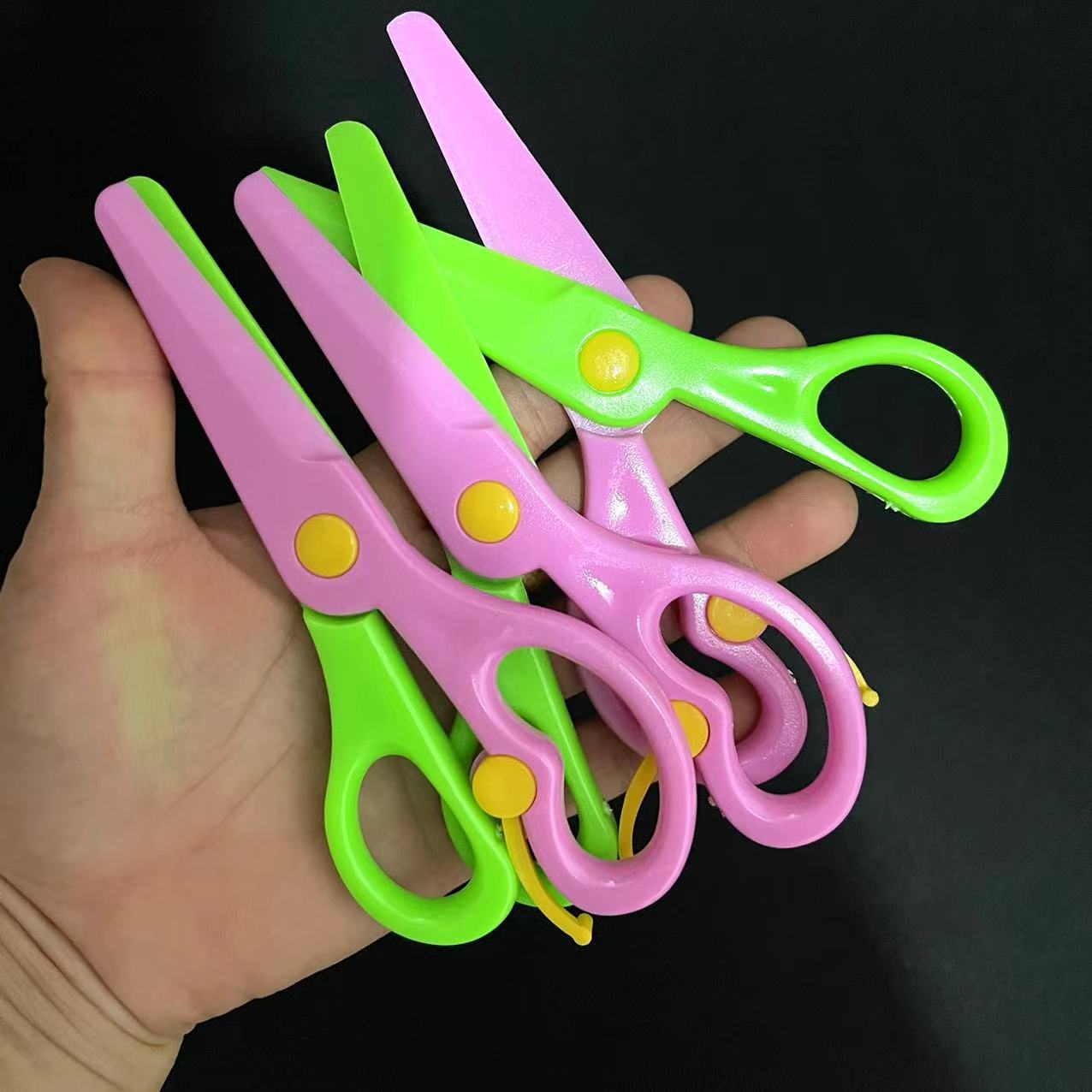【 Zone 2-8 】 Color plastic scissors 50/ Pack 1000/ box Children's scissors, safety scissors, kindergarten primary school students' round head hand-cut scissors, plastic scissors set wholesale Application Scenario