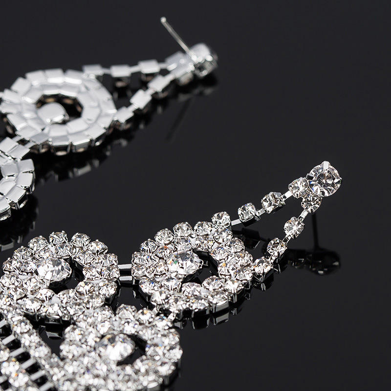 Cross-border tassels, exaggerated rhinestones, dazzling and fashionable diamond-encrusted chain earrings, claw chain welded finished earrings Application Scenario