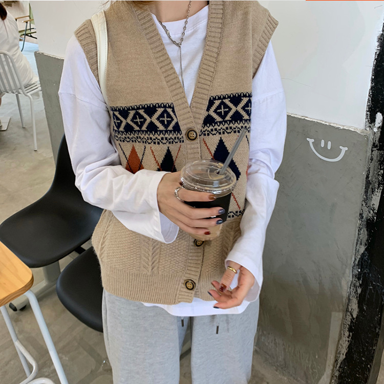 Autumn's new retro color-blocking diamond-shaped knitted cardigan, V-neck sweater, loose women's waistcoat, vest for women Application Scenario