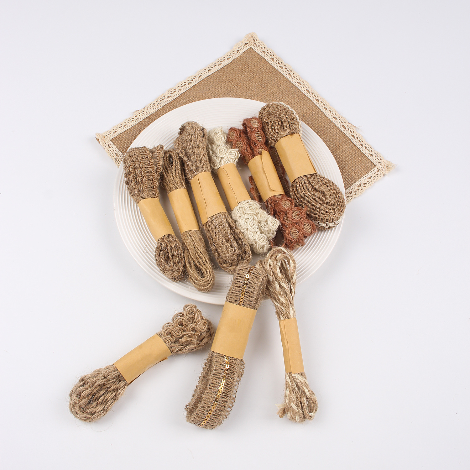 وتوزع تسعة أشرطة من شريط الجوت عبر الحدود تحتوي على حزم من أغلفة الهدايا بالحفل الزفاف details Picture