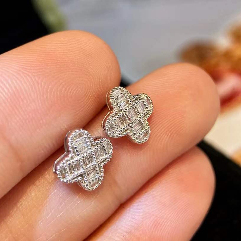 Simple Full Diamond Zircon Four-Leaf Clover Earrings Female Niche Network Red Temperament 2023 New S925 Silver Needle Earrings Application Scenario