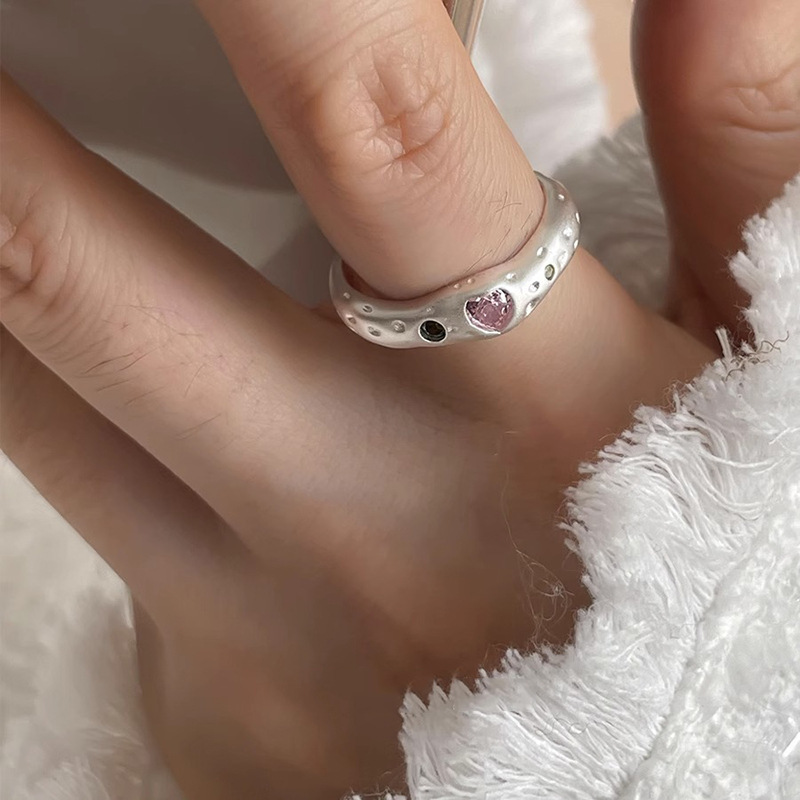 Gentle strawberry crystal colored diamond ring for women, simple and niche design sense, fashionable, fresh, sweet and individual open index finger ring Application Scenario