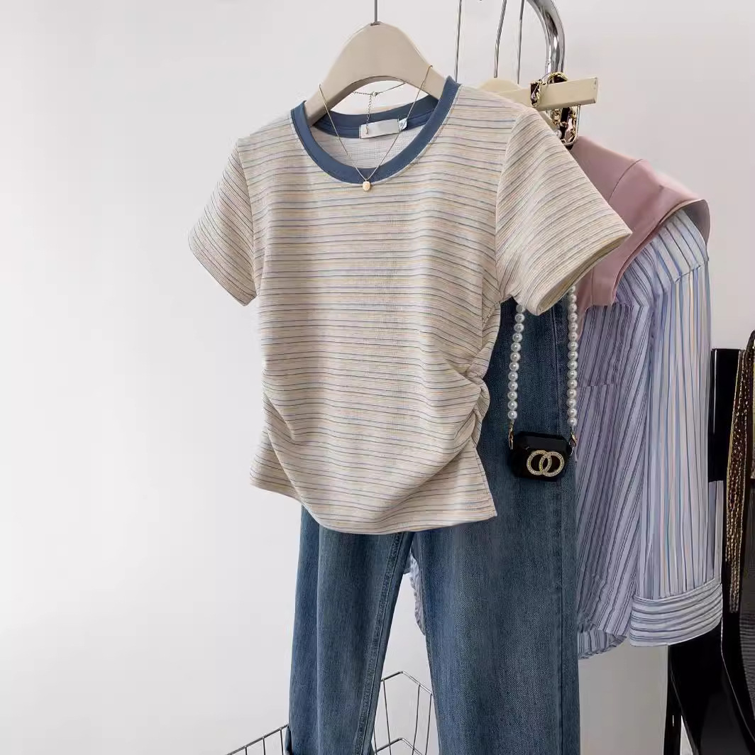 A color-blocking striped short-sleeved T-shirt for women with a spring and summer design sense. It's a niche, slimming, shoulder-length T-shirt as a base layer and a top for hair replacement