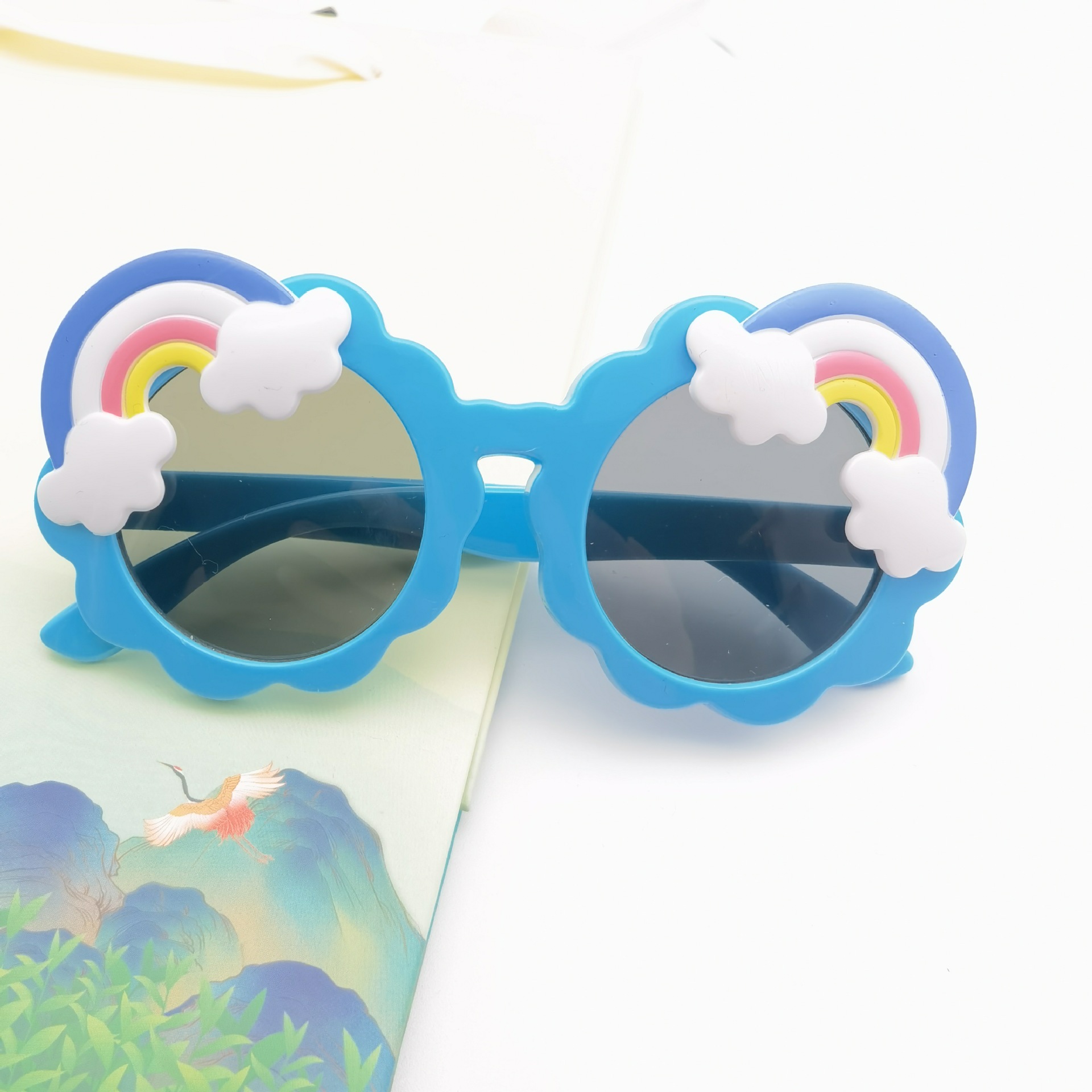2021 New cute and colorful rainbow cartoon glasses, children's cool sunglasses, cute and comfortable sunglasses for boys and girls Specification image