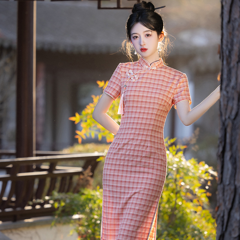 The new modified checkered cheongsam of National Trend 2025, a mid-length style for young girls, is elegant and slimming, suitable for daily commuting details Picture