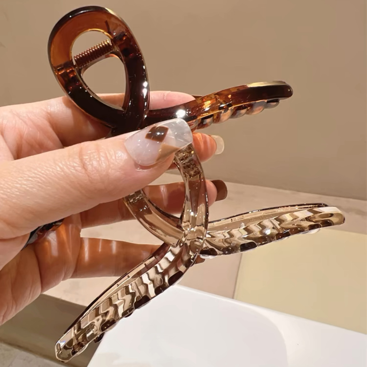 High-end, tea-brown, simple hairpin, large shark clip at the back of the head, women's 2024 new headwear hair clip details Picture
