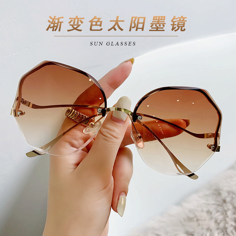 2022 New Korean-style trendy light-colored transparent sunglasses for women, a popular UV-blocking frameless glasses details Picture