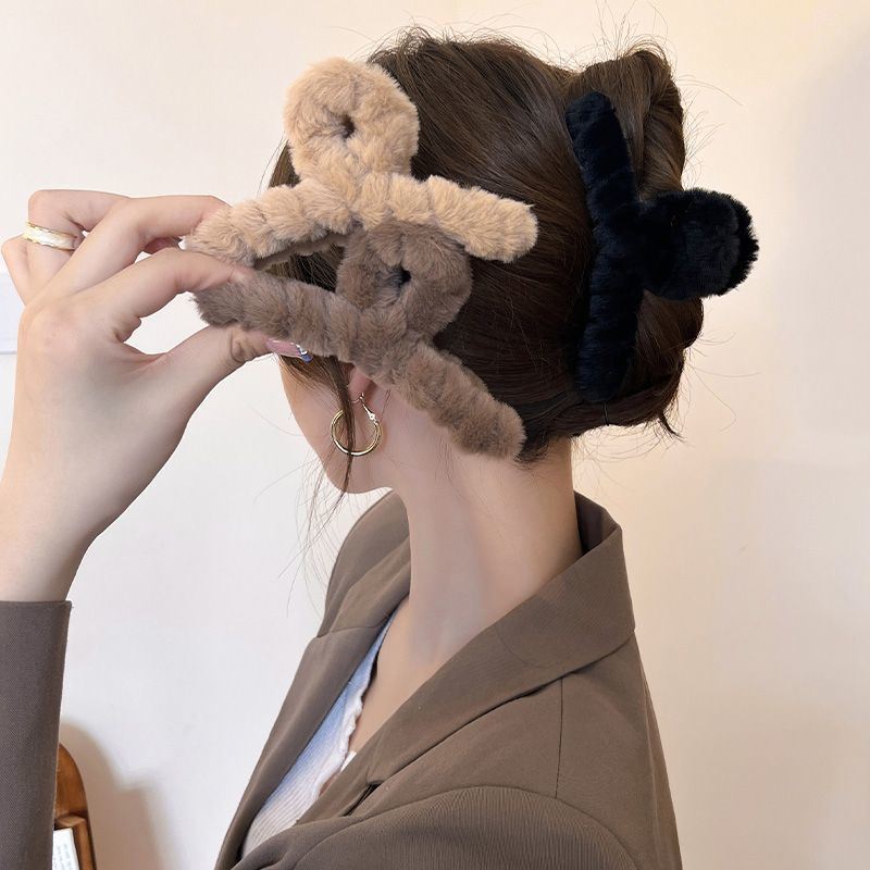 Plush Grab Clip Advanced Sense Large Winter Hair Clip Girls Back Head Sand Shark Clip Hair Volume Hair Clip Headdress details Picture