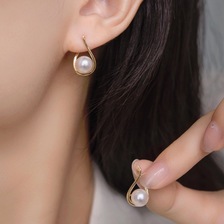 小众轻奢珍珠耳环设计高级感时尚气质新款潮耳钉森系百搭个性耳饰