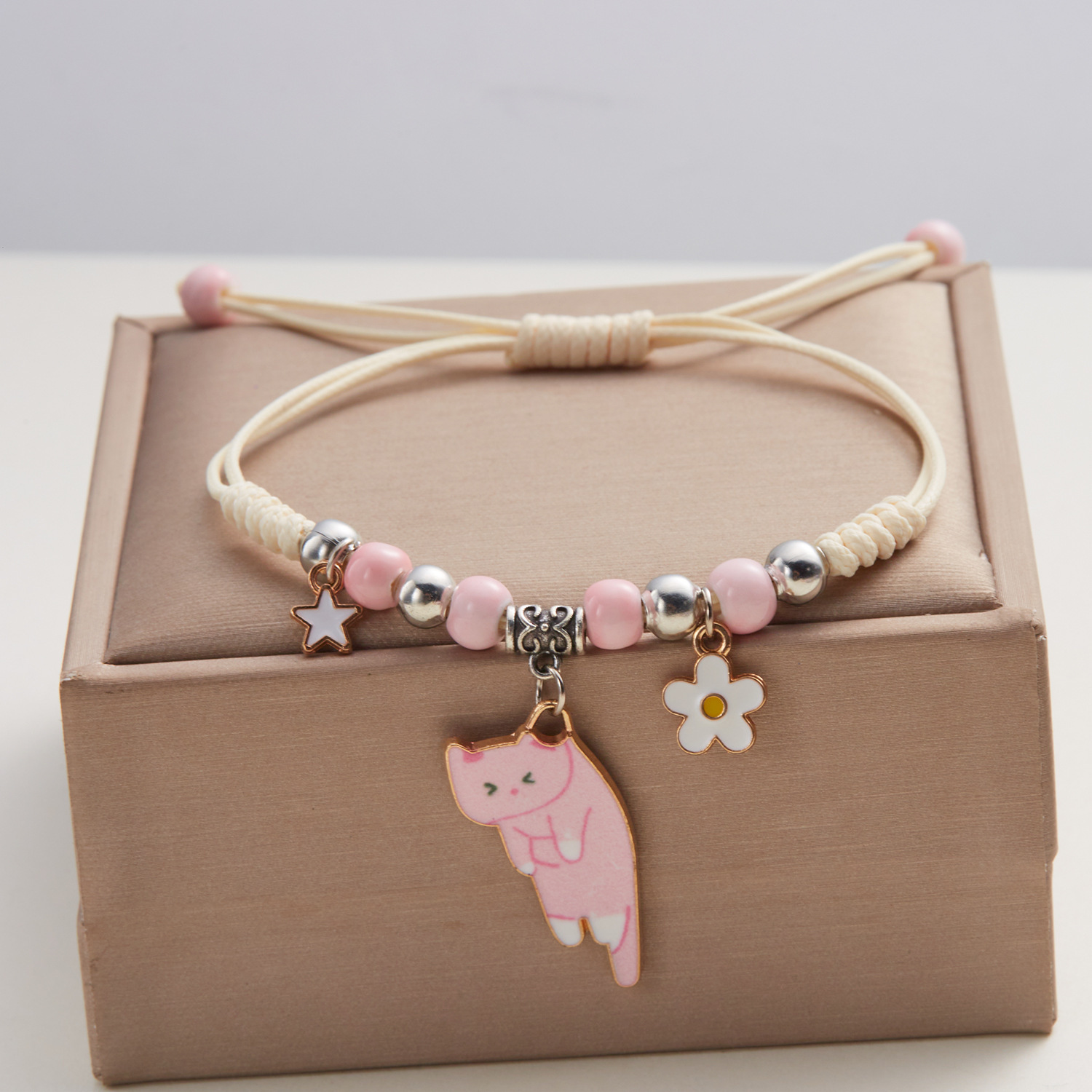 A new and unique cartoon cat bracelet from Japan and South Korea, with a simple and elegant design. It is a woven bracelet featuring a little cat pendant pic 8