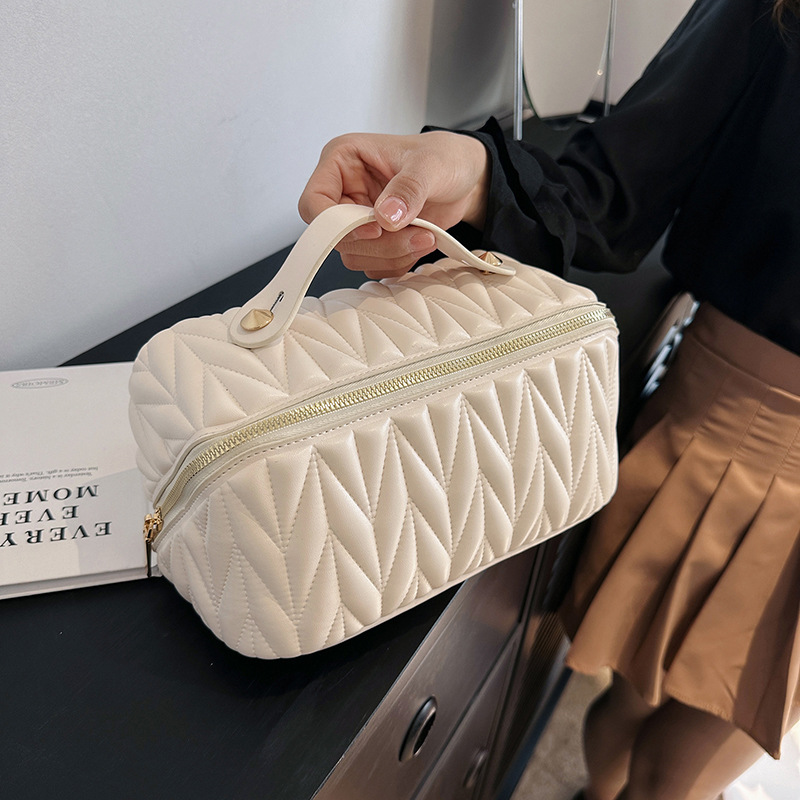 Cross-Border Makeup Bag High Appearance Level Large Capacity Travel Toiletry Bag Fashion Hot New Makeup Bag Storage Bag Application Scenario