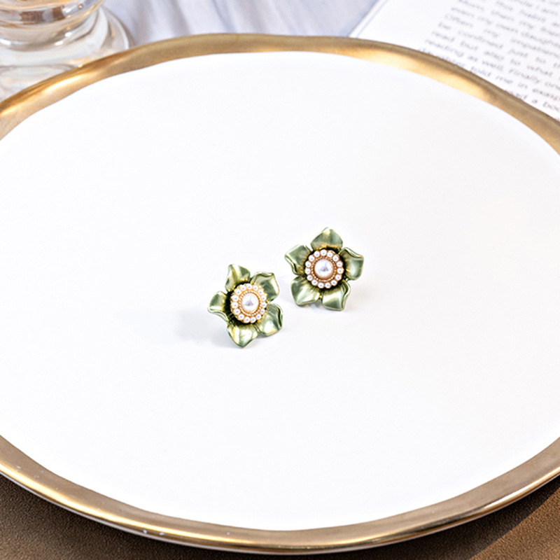 Silver needle sweet, gentle and elegant pearl earrings with a high-end touch in early spring. Green camellia stud earrings for women details Picture