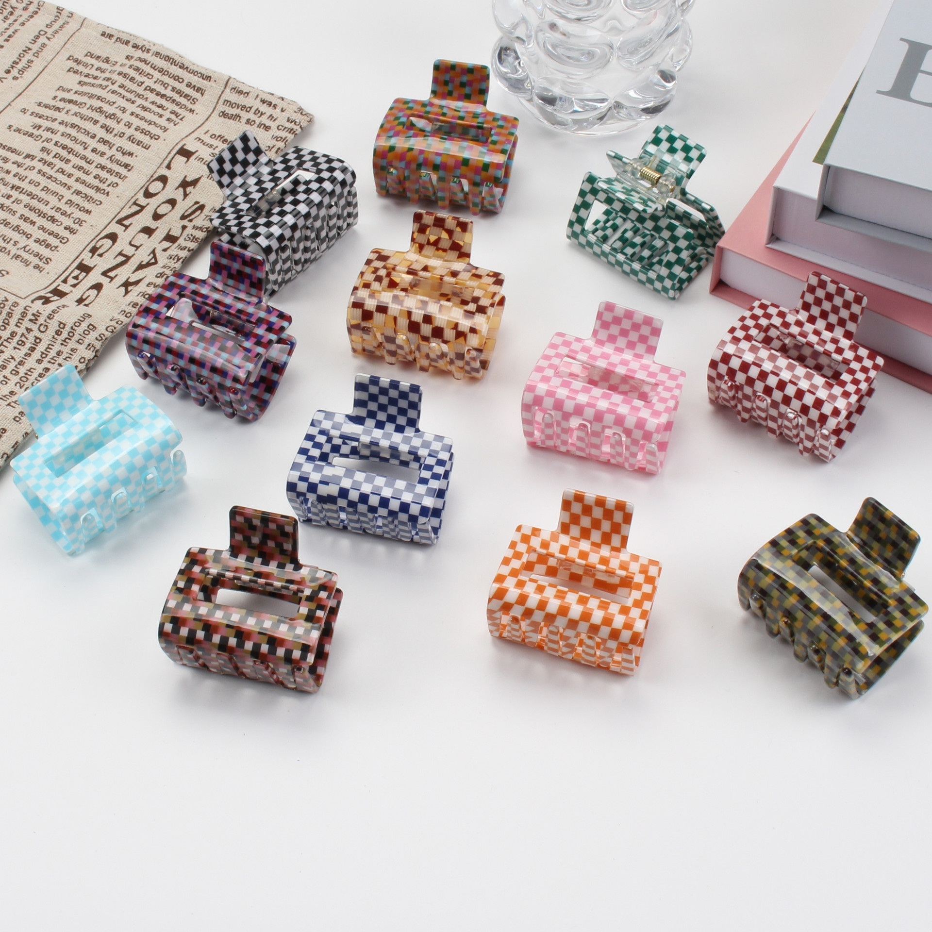 Korean Vintage Checkered Temperament Checkered Square Clip Small Acrylic Pan Hair Clip Application Scenario