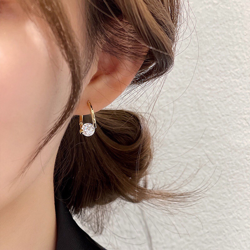 Geometric Zircon ear loops, a live-streaming accessory with an ins style, is a popular online celebrity. Wholesale of simple and elegant earrings for women Application Scenario