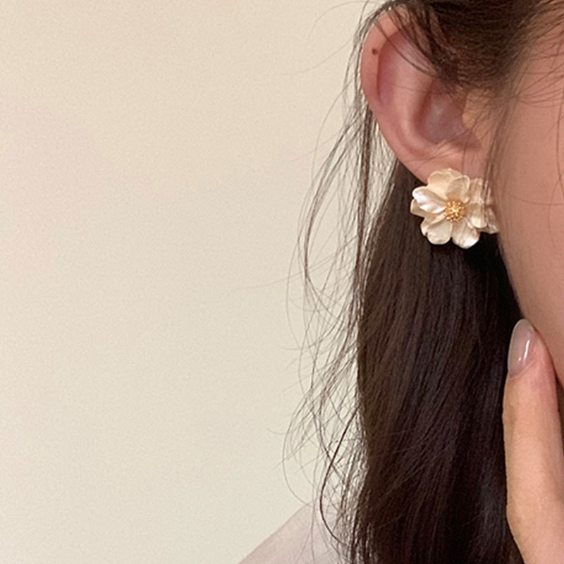Camellia ear studs with a light and luxurious touch, a French retro, elegant, fashionable and versatile style for women details Picture
