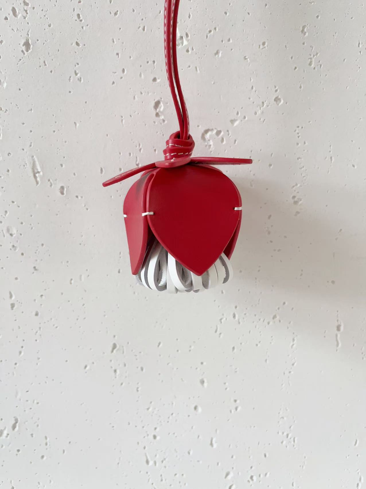 miu's MIu series of genuine leather handcrafted flower bud and flower bag pendants are affordable car pendants and keychains Item Picture