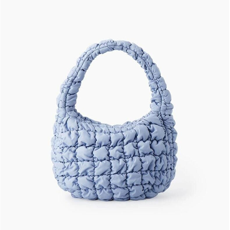 The new pleated hand-held shoulder and crossbody cloud bag of the same style as COS Xin Zhilei in summer 2024 Application Scenario