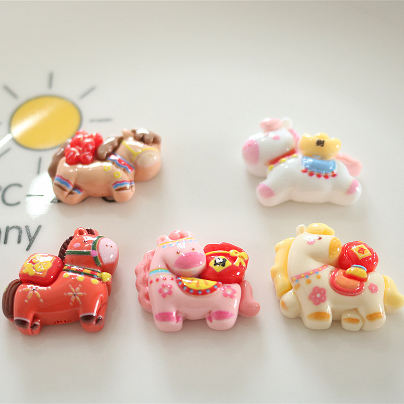 New resin accessories for the Year of the Horse are coming soon. DIY small trinkets, children's hairpins, pendants and other materials details Picture