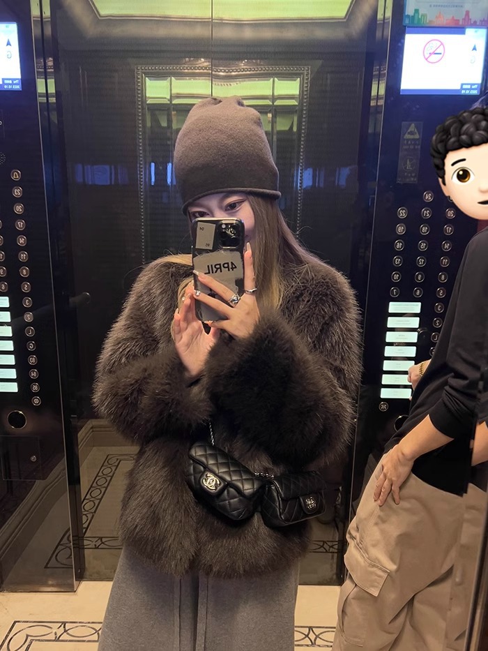 A new eco-friendly fur short fur-like fur coat for women in the winter of 2024, featuring a high-end grey fur coat pic 10