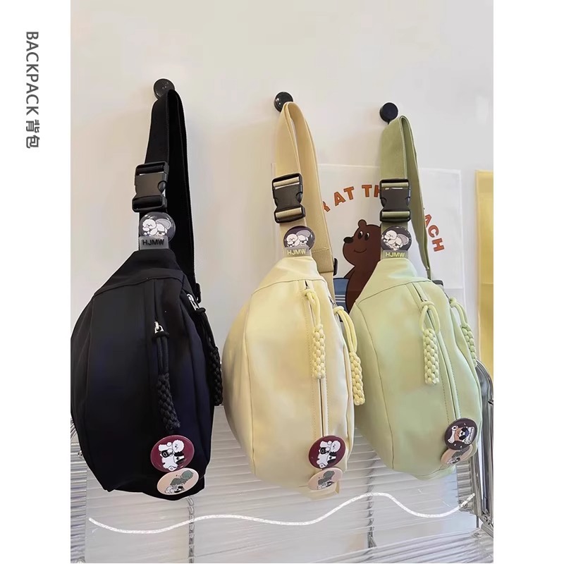 女士胸包实物图