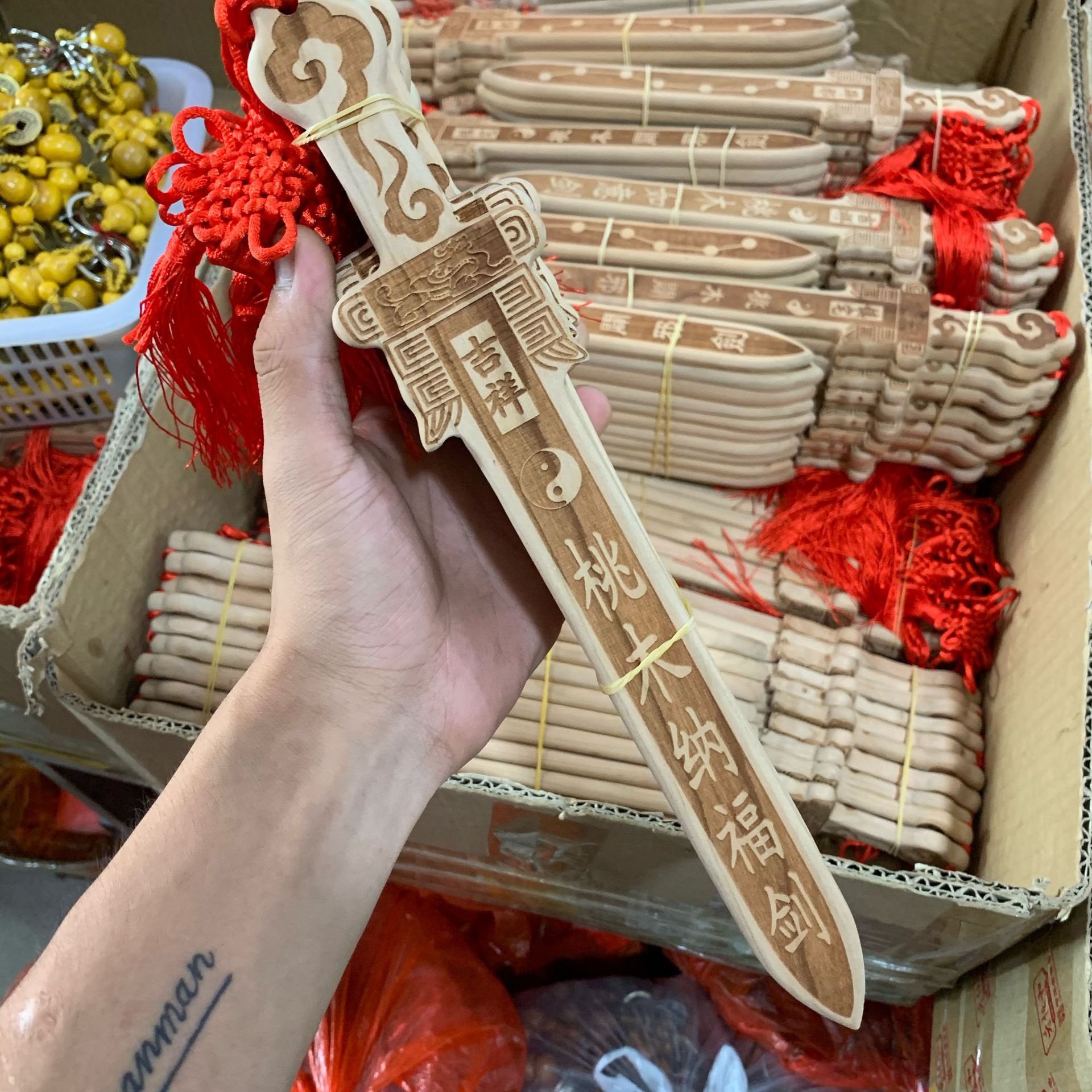 桃木剑原色一体剑雕刻桃木斧挂件小号宝剑儿童玩具工艺桃木剑批发