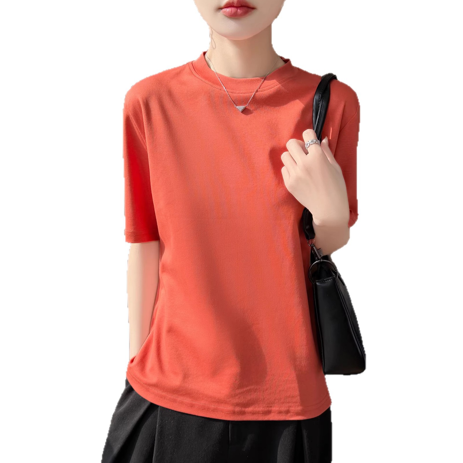 A pure cotton semi-high neck T-shirt for women with a five-quarter mid-sleeved stand-up collar and stitching at the back. It is a loose mid-neck base layer for commuting and can be layered with an upper garment Item Picture