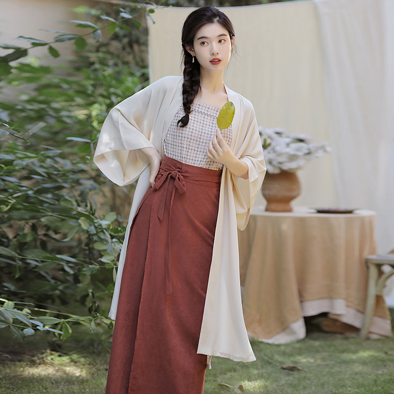The new spring and summer Hanfu Song Dynasty dress is versatile and slimming. The improved Song Dynasty style halter three-piece set by Changgan Temple for women
