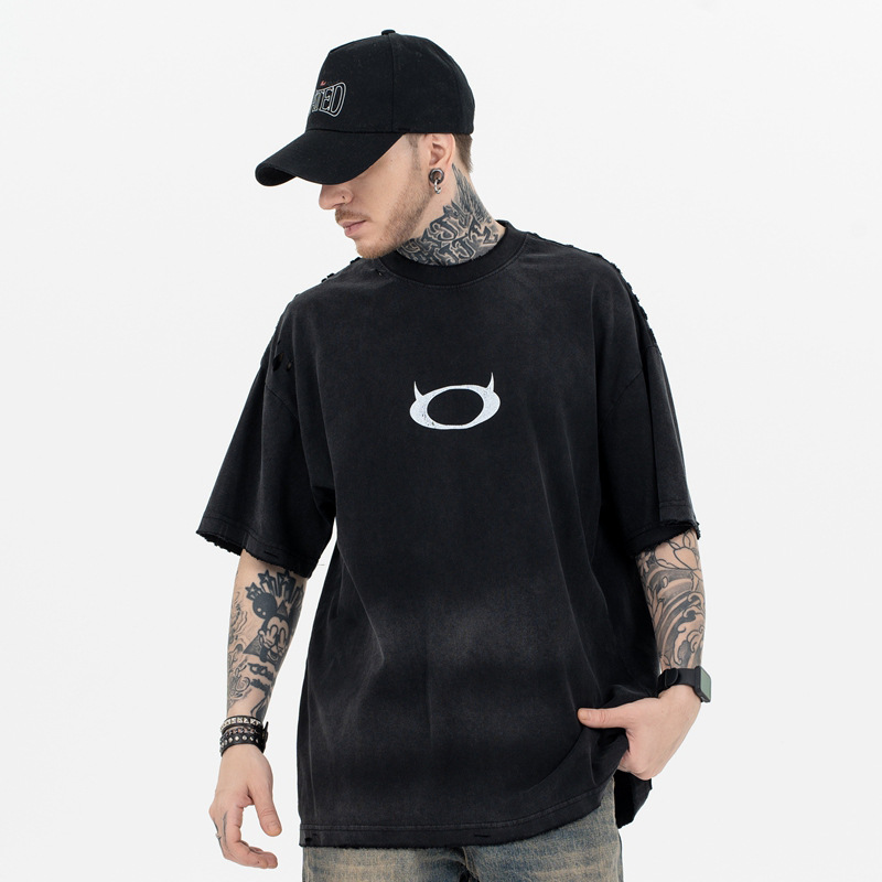 SUP Men's Wear - A new Spring/Summer 2024 collection: A trendy brand's signature washed gradient dyed simple devil logo short-sleeved T-shirt Specification image