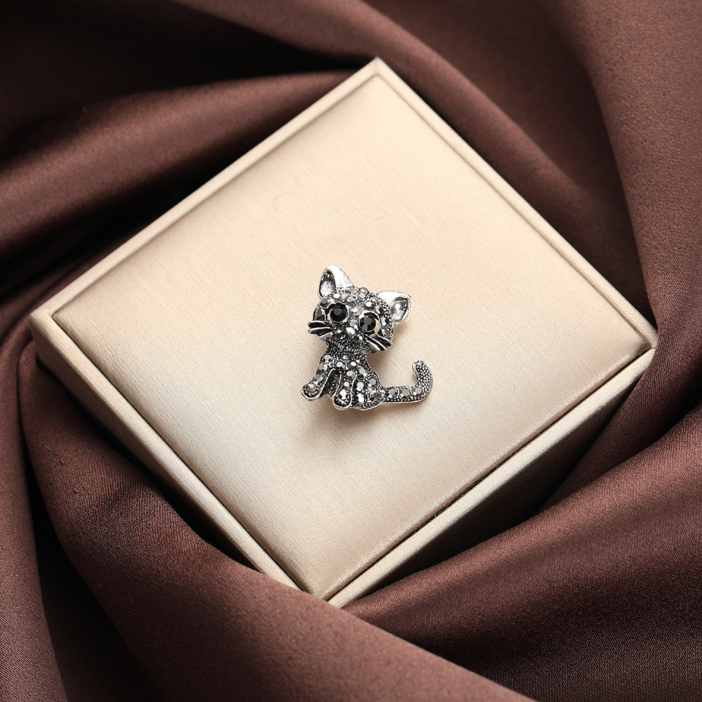 Aliexpress cross-border creative, fashionable and cute brooch, retro black cute little cat brooch, exquisite diamond-encrusted collar pin Specification image