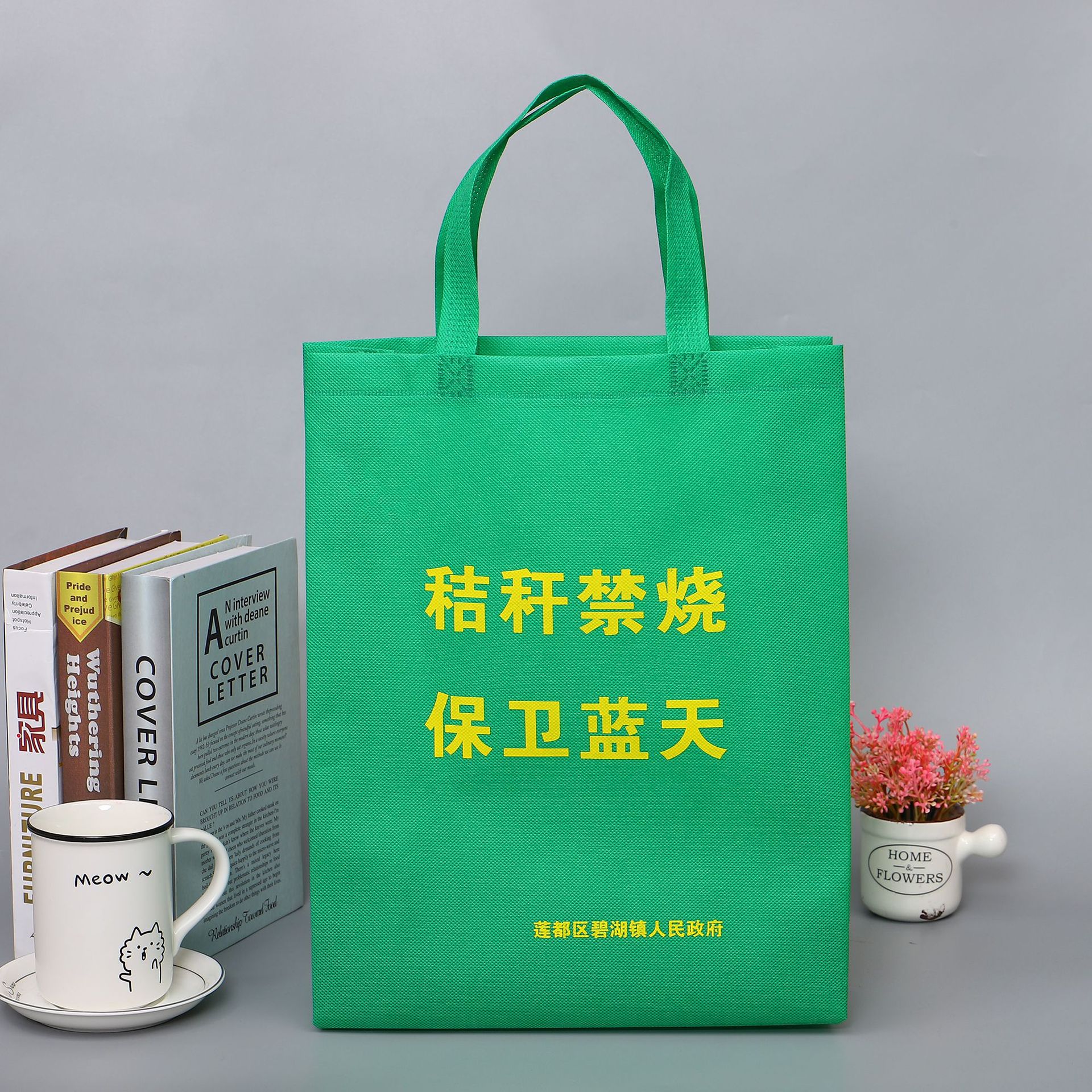 Non-woven fabric bags in stock, non-woven fabric handbags, folding shopping bags, eco-friendly bags, laminated non-woven fabric bags with logo printing Specification image