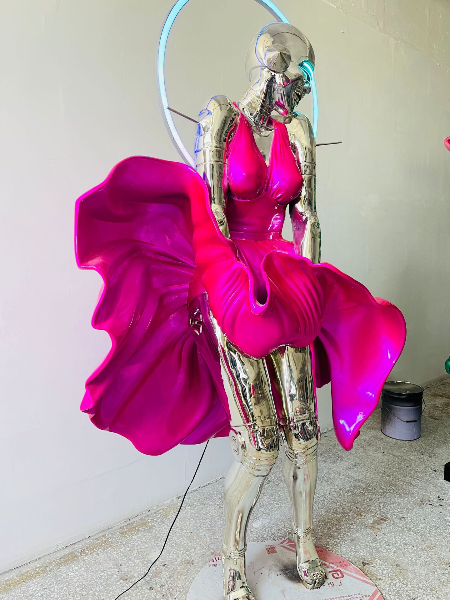 Large decorative items, modern and light luxury living room floor-standing sculptures, opening of the shopping mall, relocation gifts, craft decorative items, trendy brand display items Specification image