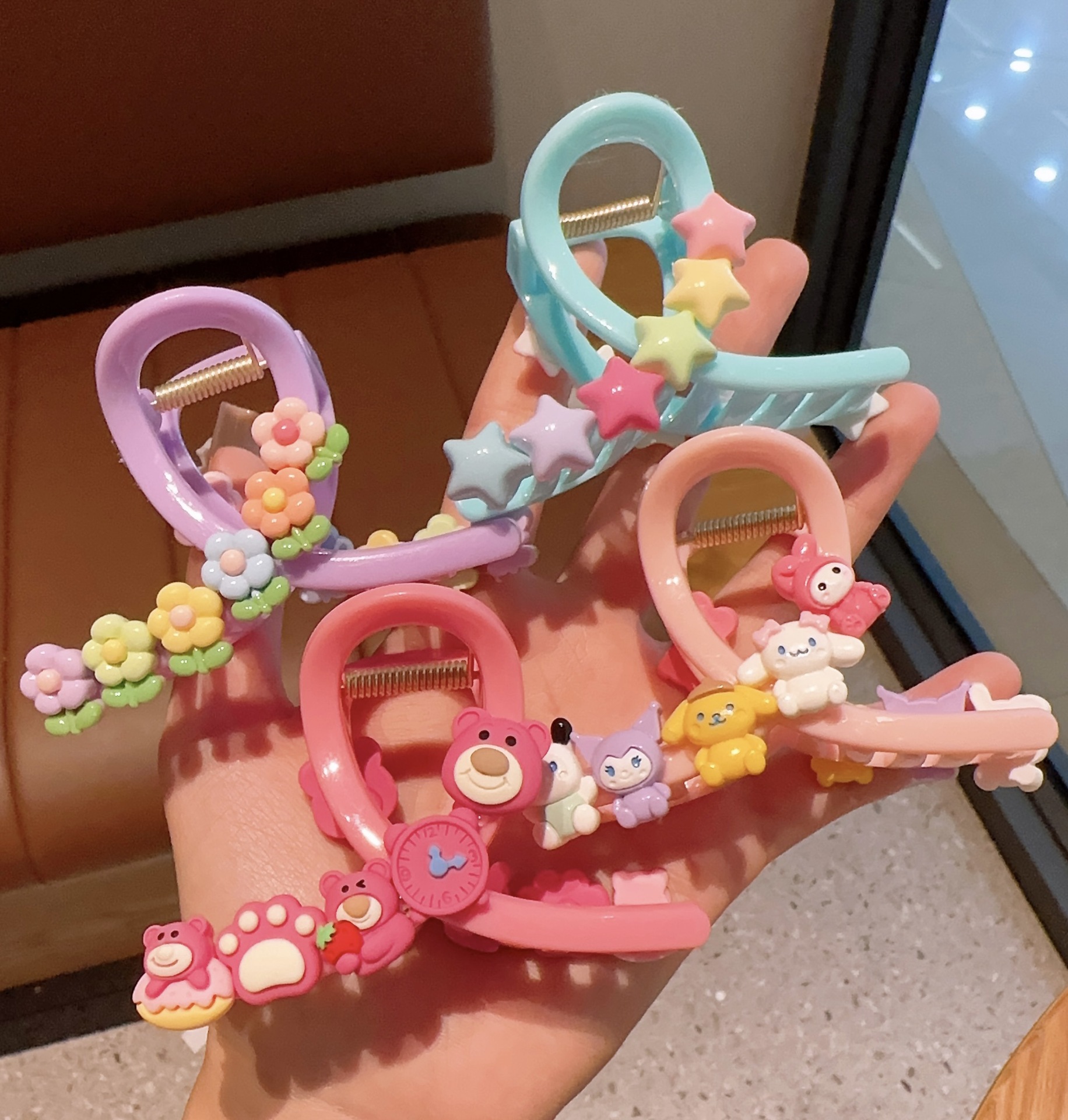 Cute cartoon children's scratcher on the back of a girl's head, strawberry bear, Sanrio hair scratcher, SpongeBob, shark hair accessory Application Scenario