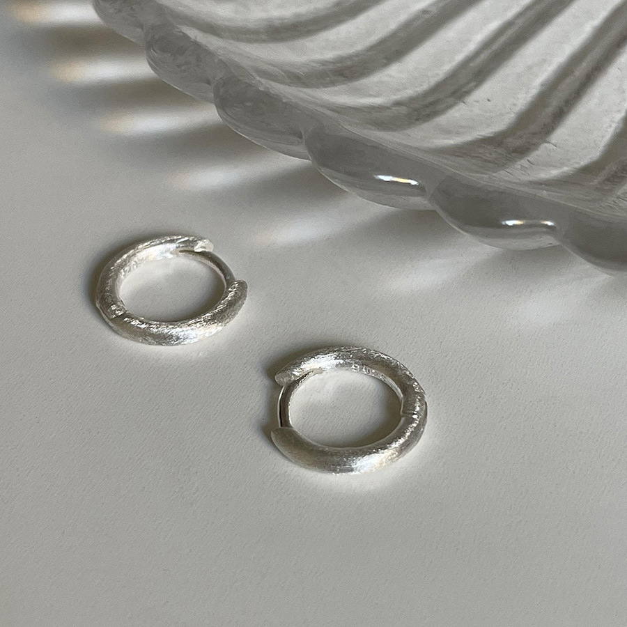 The brushed round ear buckles, the new 2024 earrings, feature a cold and niche design with a simple and versatile atmosphere