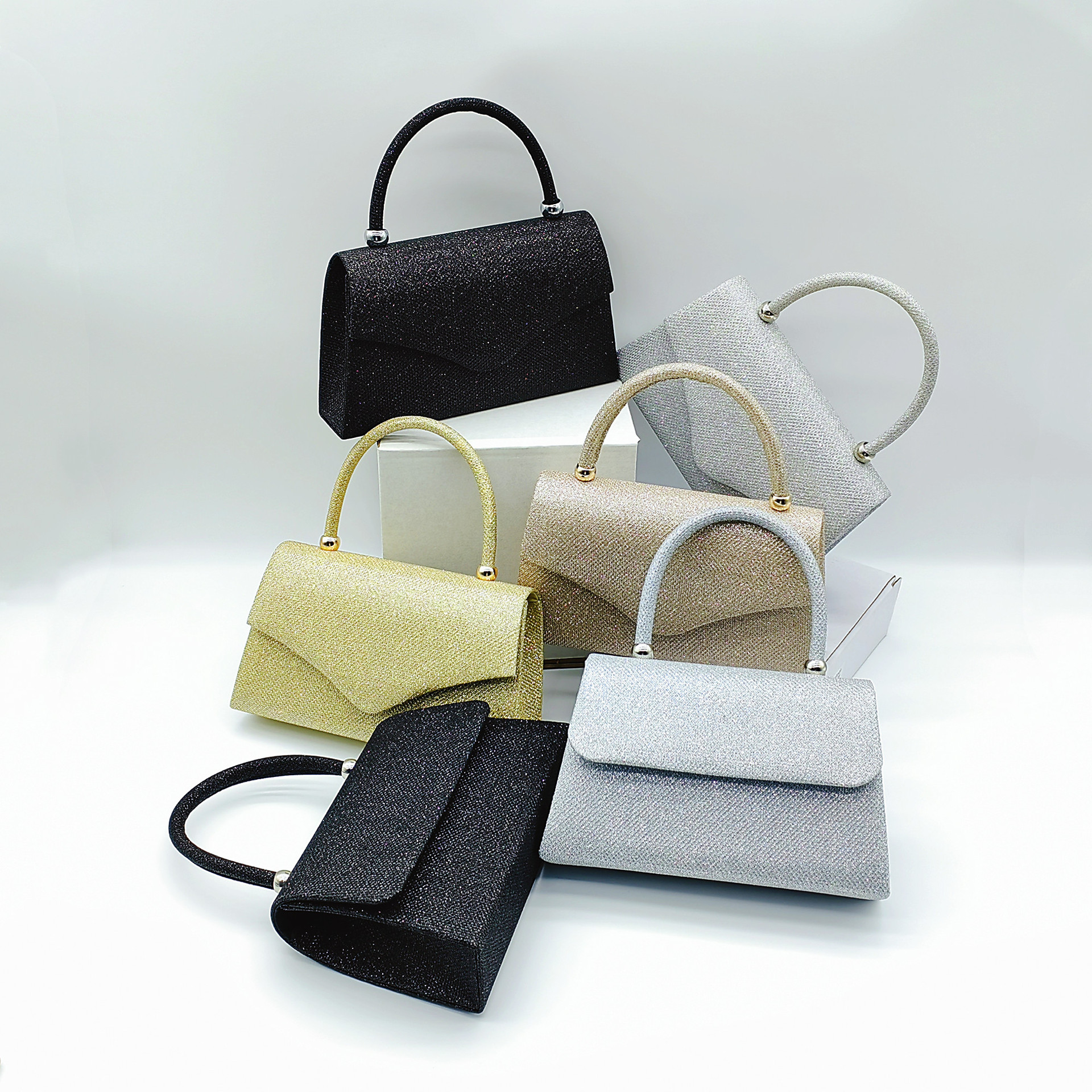 The manufacturer's best-selling cross-border products from Europe and America are shiny and iridescent handbags, diamond square bags, chain crossbody bags, dinner bags and bride bags