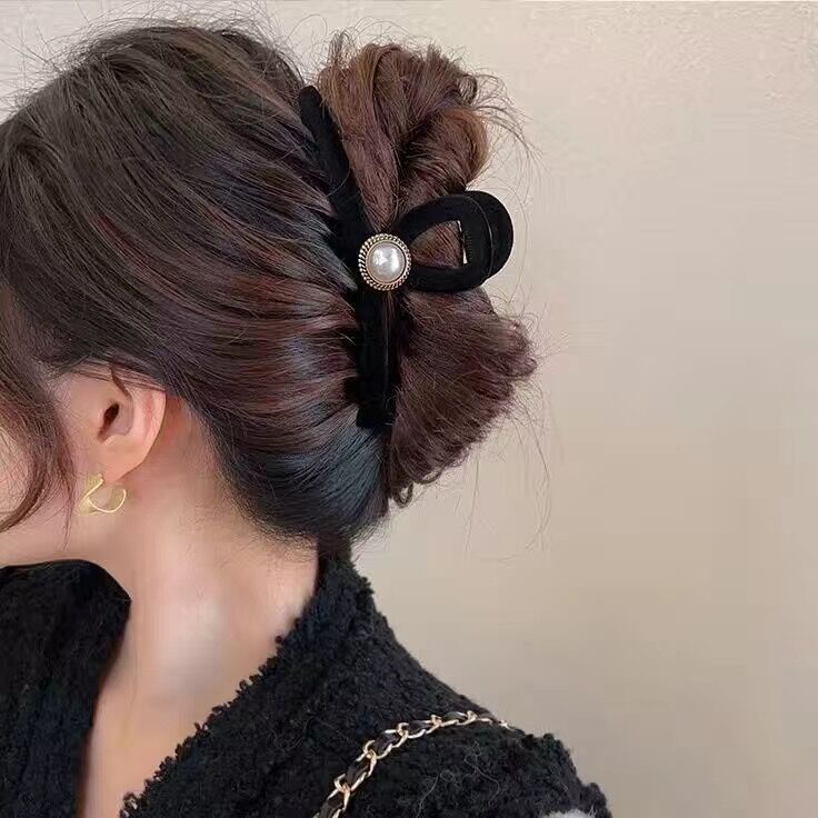Autumn And Winter Black Flocking Grab Clip Back Head Large Hair Clip Women's Hairpin Shark Clip High-Grade Temperament Hair Grab Fascinator Application Scenario