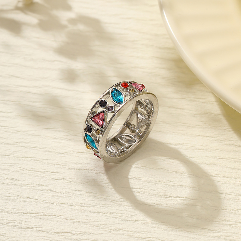 Yun Brocade, a popular European and American fashion geometric pattern hollowed-out diamond multi-color ring, exclusively for cross-border wholesale of women details Picture