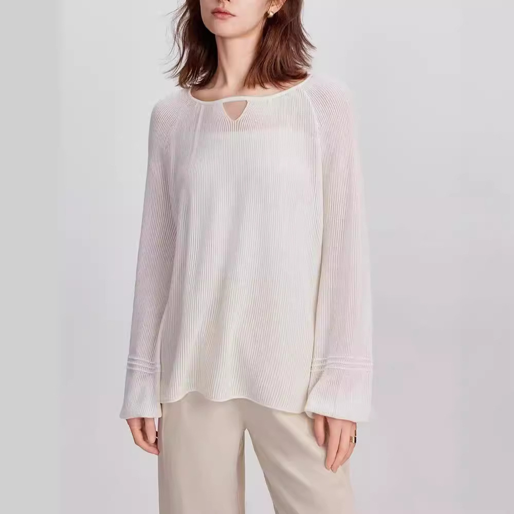 ELLE's new Summer 2024 collection of loose, soft and thin woolen sweaters featuring a blend of wool and satin with a round neck Application Scenario
