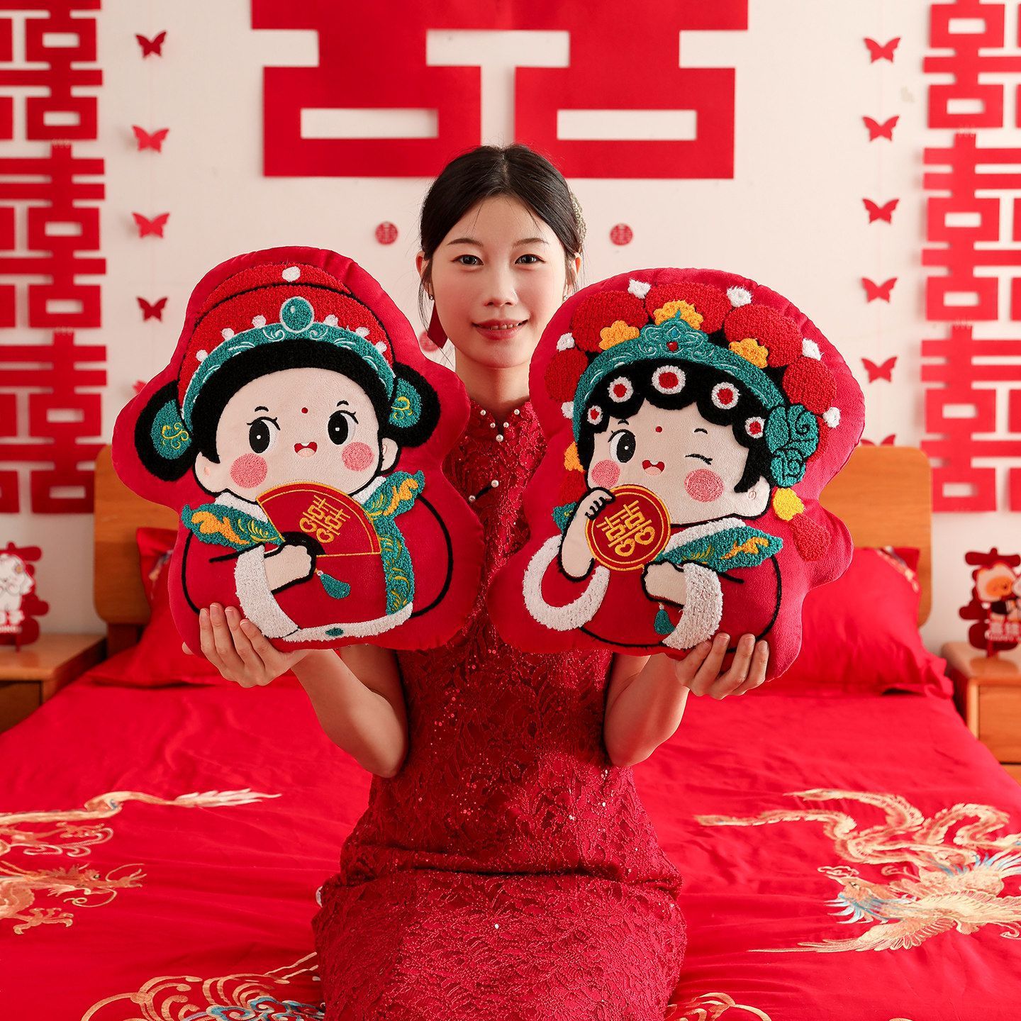 For wedding gifts, a bedpress doll is given to the newlyweds. A pair of new plush toys with cushions are cute and upscale on the wedding bed Specification image
