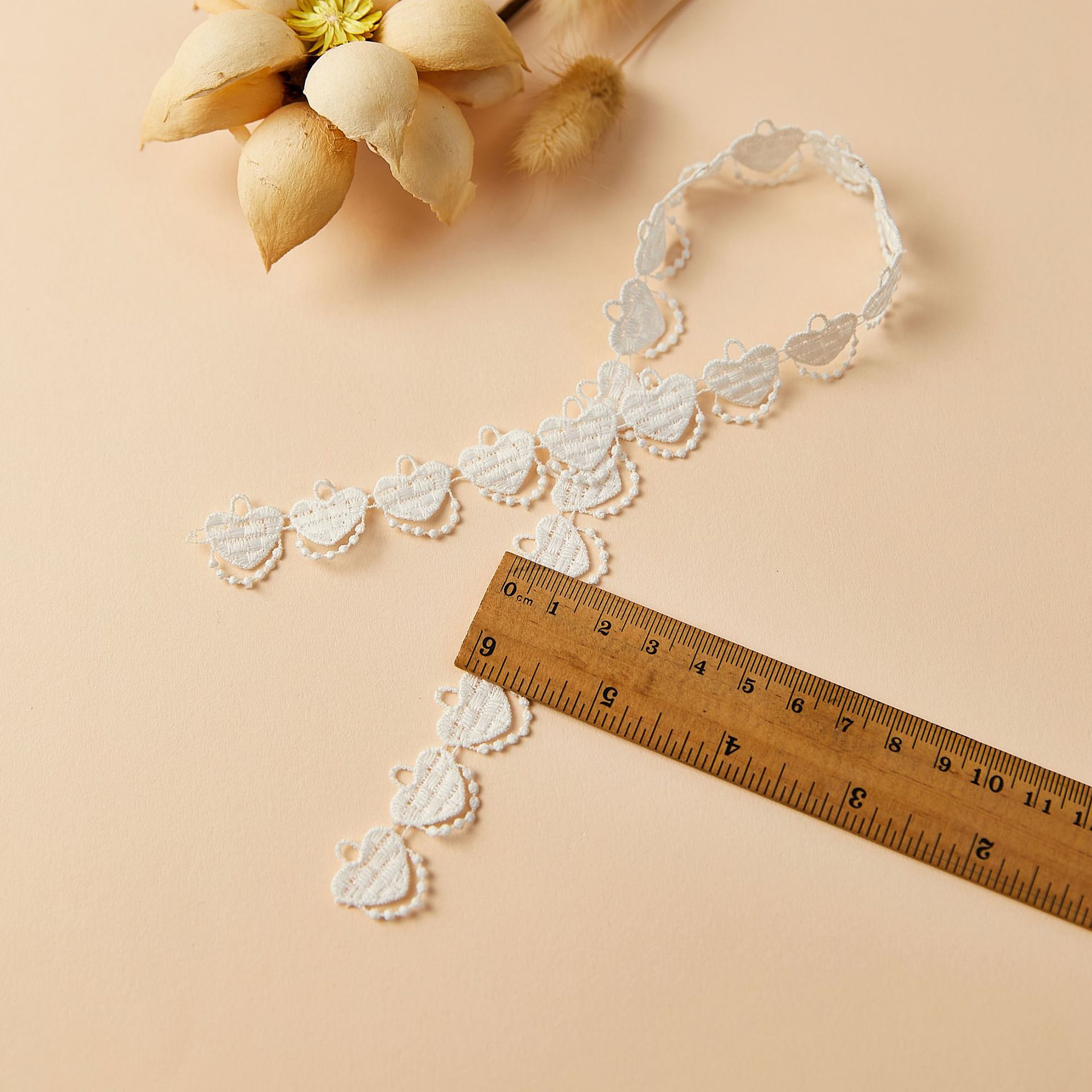 Factory stock of polyester smooth non-elastic lace strips for women's clothing accessories, DIY lace trim accessories, water-soluble lace Specification image