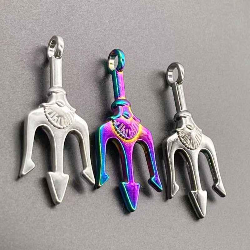Douyin's Aquaman Trident necklace, a trendy and unique pendant for both men and women on Instagram, a simple hip-hop accessory pendant details Picture