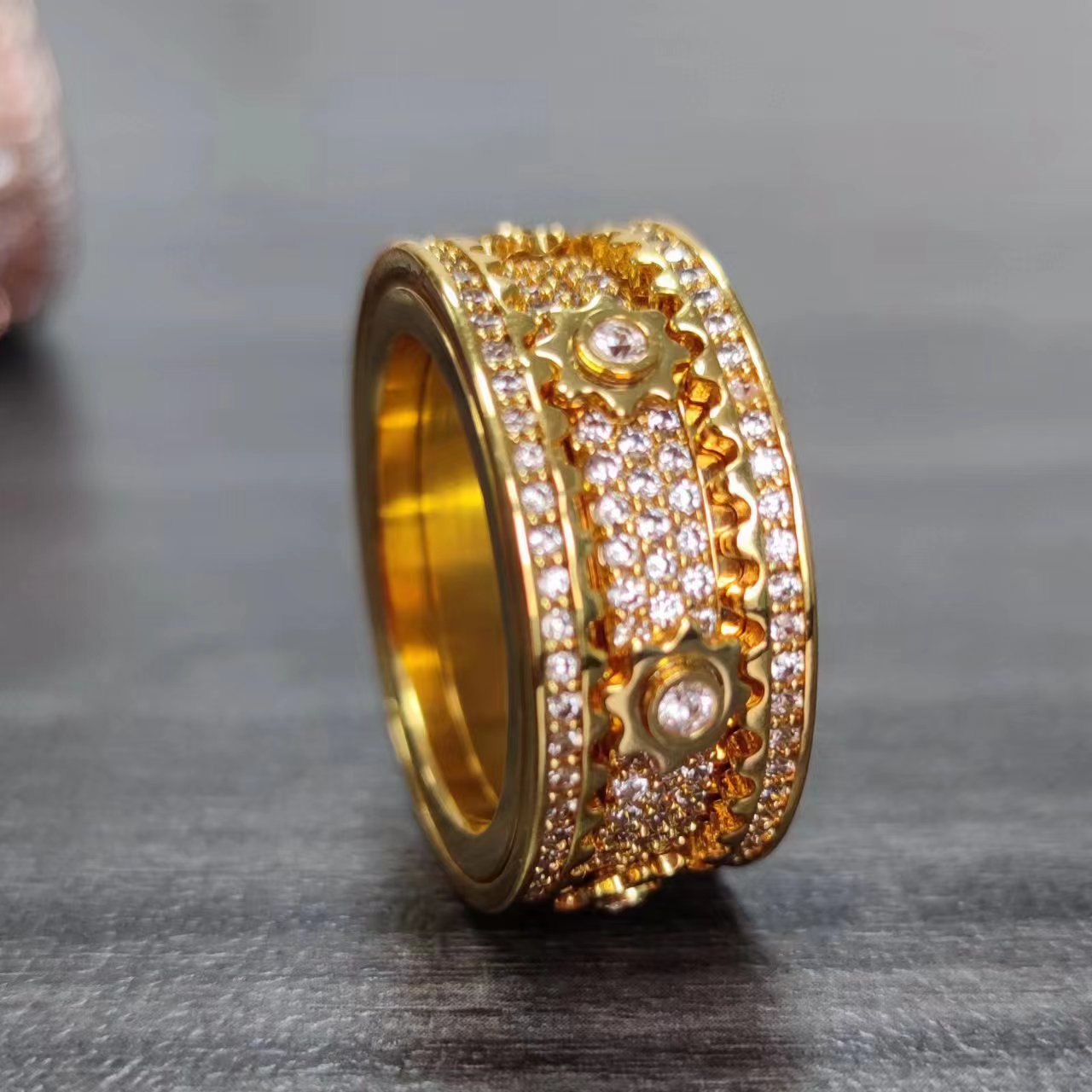 The metal circular best-selling "Full Sky Stars" rotating gear ring features a CNC full diamond setting with a mechanical feel that crosses borders