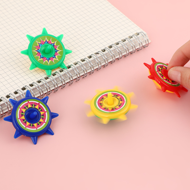 Yiwu manufacturer's octagonal ground spinning children's plastic small toys, boys and girls' hand-spinning tops, kindergarten gifts Application Scenario
