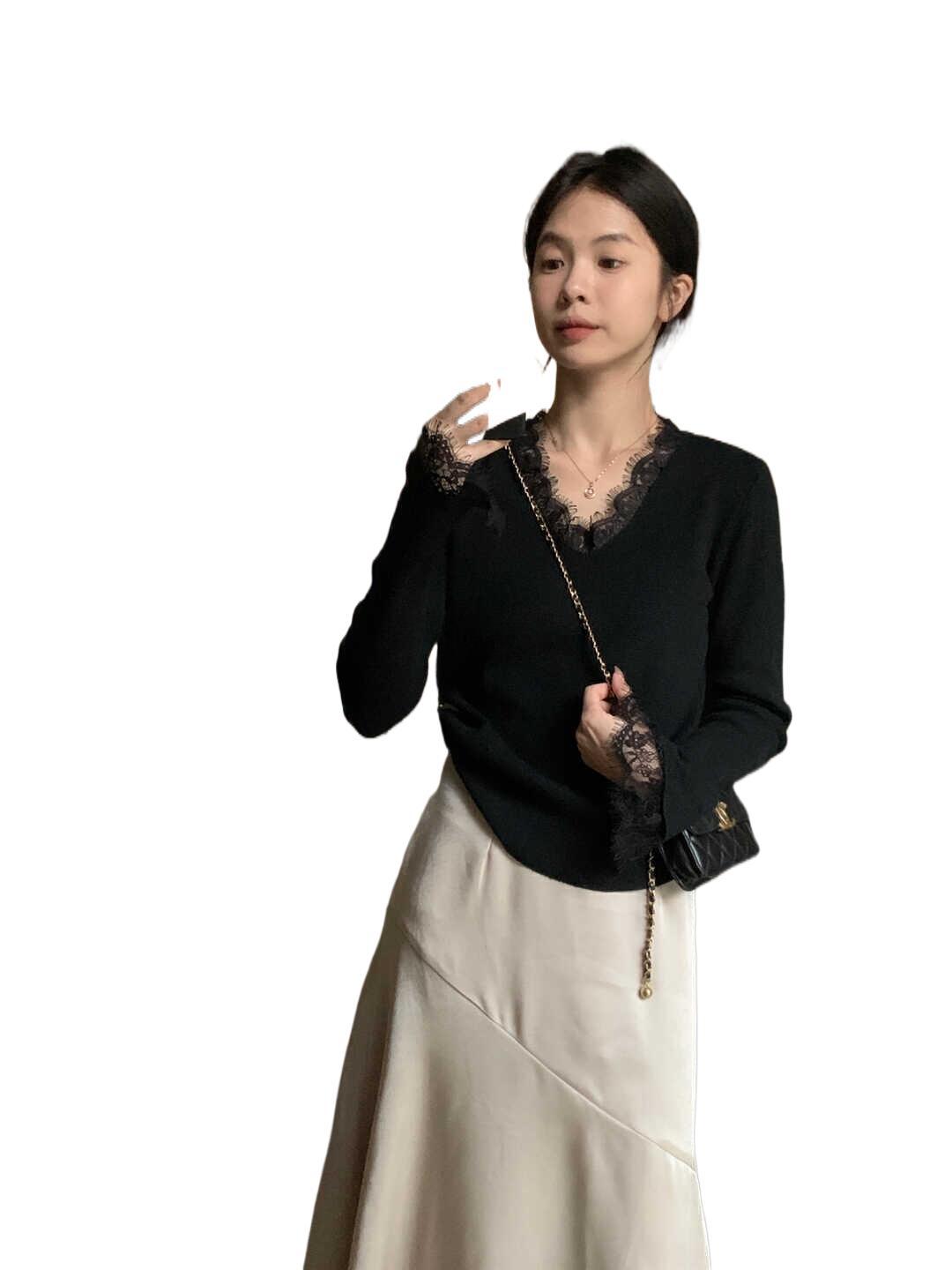 This Korean-style lace V-neck long-sleeved knitted sweater is designed for women's autumn and winter outfits. It can be worn as a base layer with a fitted flared sleeve top Item Picture