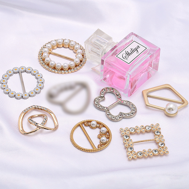 T-shirt waist buckle, scarf, silk scarf buckle, alloy chevron buckle, metal corner knot, pearl and diamond-encrusted corner buckle Specification image