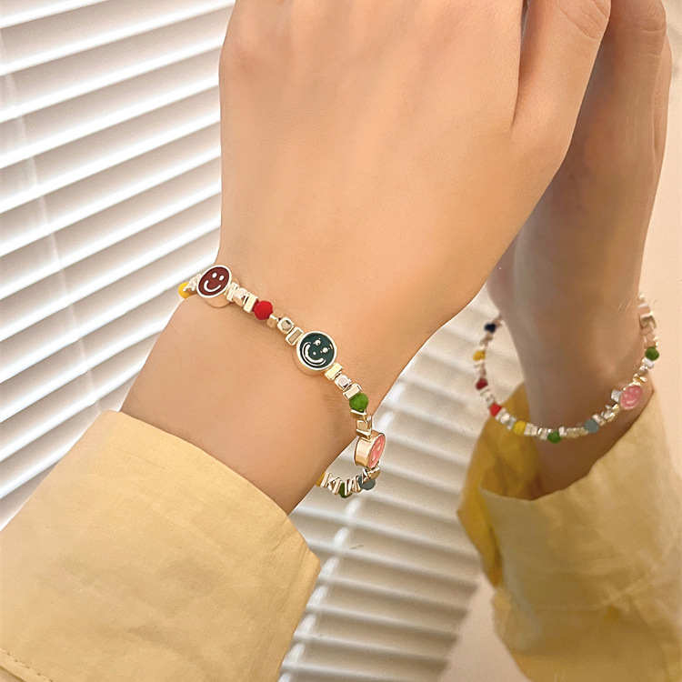 Dopamina color beaded smiley face pulsera mujer luz lujo exquisito diseño nicho sentido mejor amiga estudiante mano accesorios Application Scenario