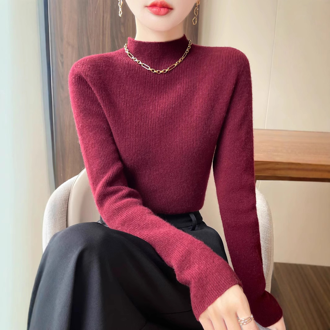 This is a thickened semi-high-neck base layer for women's ready-to-wear clothing in autumn and winter. It can be paired with a slimming and form-fitting coat and a stylish soft sweater details Picture